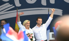 La présidente du groupe parlementaire du Rassemblement national (RN), Marine Le Pen (g), et le président du RN, Jordan Bardella (d), saluent le public à l'issue d'une réunion du groupe Patriotes pour l'Europe au Parlement européen, réunissant des dirigeants européens d'extrême droite, à Mormant-sur-Vernisson, le 9 juin 2025 dans le Loiret ( AFP / JEAN-FRANCOIS MONIER )
