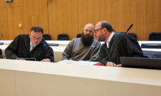 Le prévenu Dieter S. est assis entre ses avocats Stephan Schultheis (g) et Michael Loewe (d) à son arrivée au tribunal de Munich, dans le sud de l'Allemagne, le 20 mai 2025 ( AFP / Alexandra BEIER )