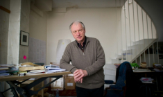 Le dramaturge, auteur et peintre franco-suisse Valère Novarina, le 7 janvier 2011 au théâtre de l'Odéon à Paris, où se jouait alors sa pièce "Le vrai sang" ( AFP / MARTIN BUREAU )