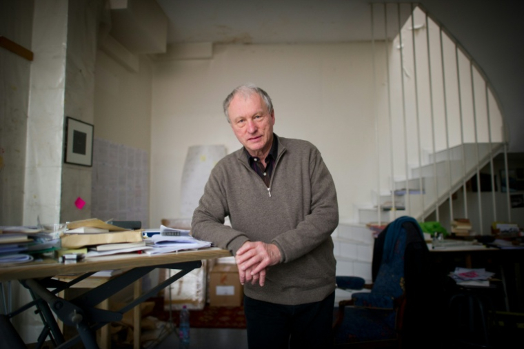 Le dramaturge, auteur et peintre franco-suisse Valère Novarina, le 7 janvier 2011 au théâtre de l'Odéon à Paris, où se jouait alors sa pièce "Le vrai sang" ( AFP / MARTIN BUREAU )