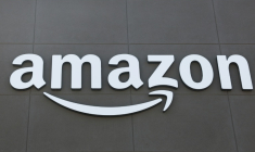 Le logo d'Amazon devant un supermarché de l'entreprise à Torrance, en Californie, le 29 juillet 2025 ( AFP / Patrick T. Fallon )