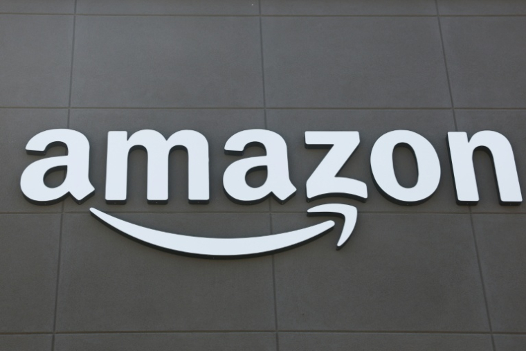 Le logo d'Amazon devant un supermarché de l'entreprise à Torrance, en Californie, le 29 juillet 2025 ( AFP / Patrick T. Fallon )