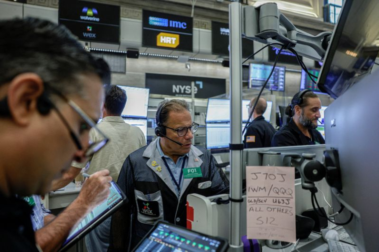 Des traders spécialisés dans les contrats à terme et les options travaillent sur le parquet de la Bourse de New York (NYSE), à New York