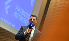 Le militant anti-islam et anti-immigration britannique Tommy Robinson, le 2 mai 2026 à Paris ( AFP / Julie SEBADELHA )