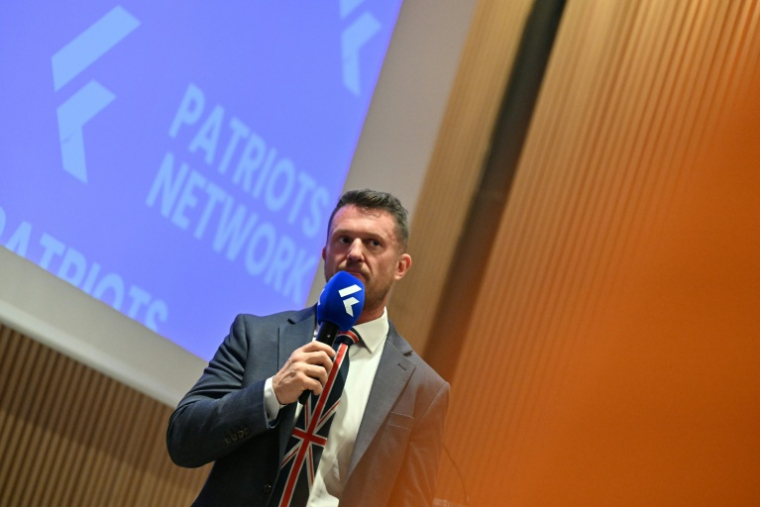 Le militant anti-islam et anti-immigration britannique Tommy Robinson, le 2 mai 2026 à Paris ( AFP / Julie SEBADELHA )