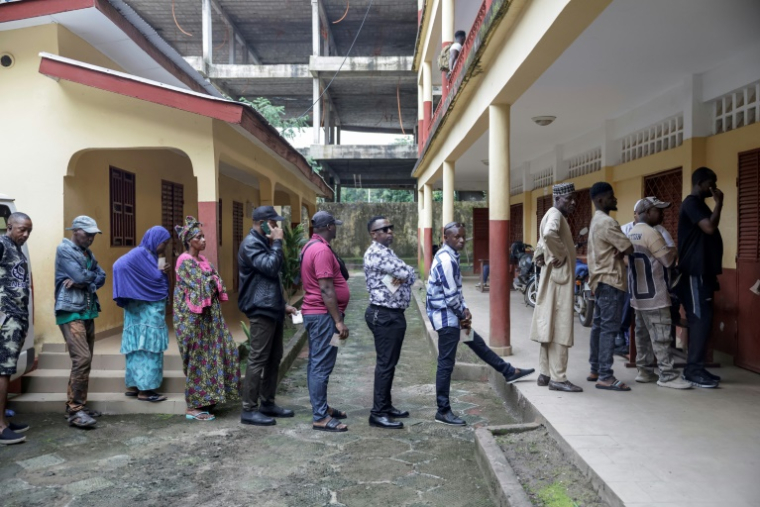 Les électeurs font la queue devant un bureau de vote dans une école de Conakry, le 21 septembre 2025, alors que la Guinée vote lors d'un référendum constitutionnel. ( AFP / Patrick MEINHARDT )
