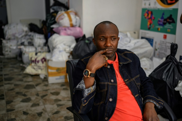 L'homme d'affaires camerounais Fadil Bayero, qui dirige un "kargo", nom local des commerces d'expédition de marchandises qui jouent le rôle d'intermédiaire entre grossistes turcs et acheteurs étrangers, dans son bureau du quartier de Laleli, à Istanbul, le 27 mai 2025 en Turquie ( AFP / Yasin AKGUL )