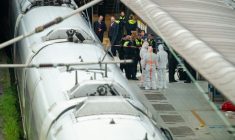 Des membres de la police scientifique et des policiers sur un quai de la gare centrale de Hambourg, où 18 personnes ont été blessées lors d'une attaque au couteau, le 23 mai 2025 en Allemagne ( AFP / Jonas Walzberg )