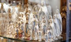 Vous pouvez acheter un souvenir à Notre-Dame de Paris et par la même occasion soutenir la restauration de la cathédrale. ( crédit photo : Getty Images )