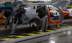 Des ouvriers assemblent un véhicule sur la chaîne de production du modèle Qashqai à l'usine automobile Nissan de Sunderland.