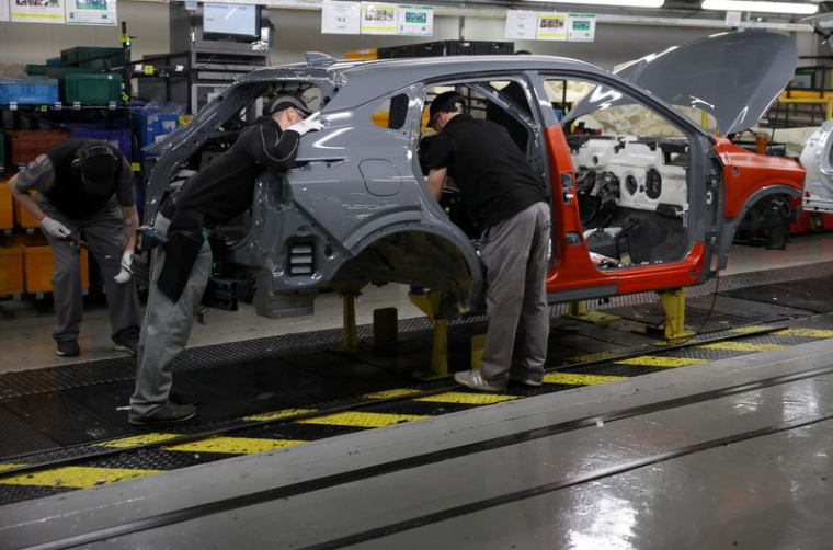 Des ouvriers assemblent un véhicule sur la chaîne de production du modèle Qashqai à l'usine automobile Nissan de Sunderland.