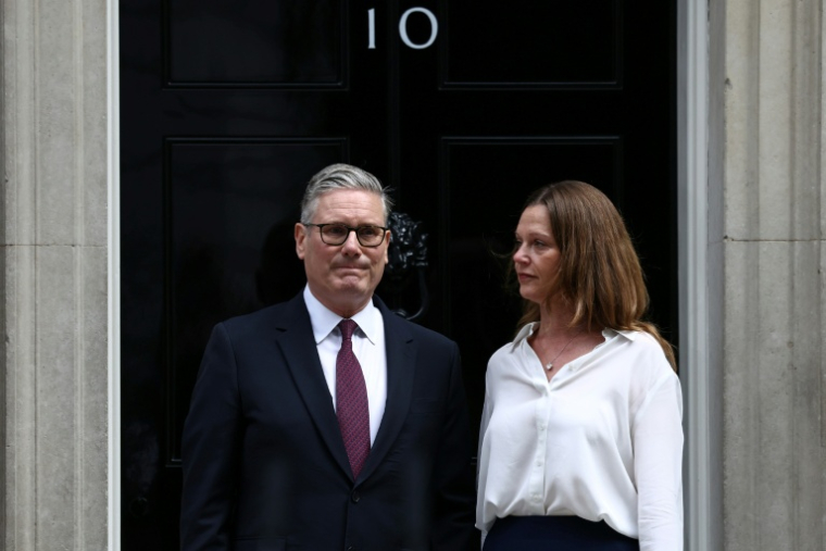 Le Premier ministre britannique pose avec son épouse Victoria après l'annonce de sa démission devant Downing Street, à Londres, le 22 juin 2026 ( AFP / Henry NICHOLLS )