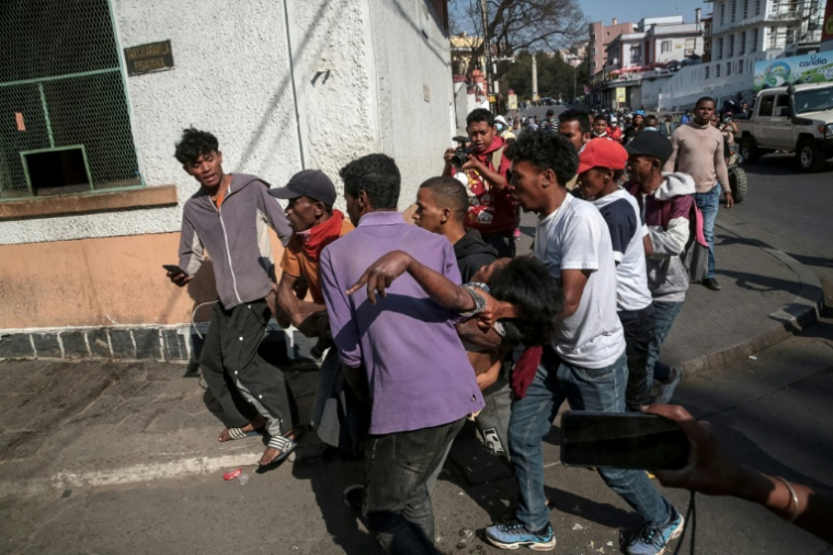 Des manifestants transportent quelqu'un à l'écart lors d'un mouvement de protestation contre les coupures d'eau et d'électricité à Antananarivo, le 25 septembre 2025. ( AFP / RIJASOLO )
