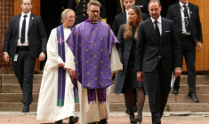 Le roi de Norvège Haakon VIII (à droite), la princesse héritière Ingrid Alexandra (2e à droite) et le prince Sverre Magnus (à l'arrière), quittent l'église d'Asker, en Norvège, le 30 août 2026 ( AFP / Odd ANDERSEN )