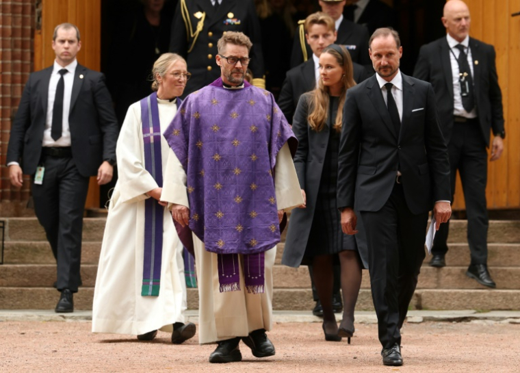 Le roi de Norvège Haakon VIII (à droite), la princesse héritière Ingrid Alexandra (2e à droite) et le prince Sverre Magnus (à l'arrière), quittent l'église d'Asker, en Norvège, le 30 août 2026 ( AFP / Odd ANDERSEN )