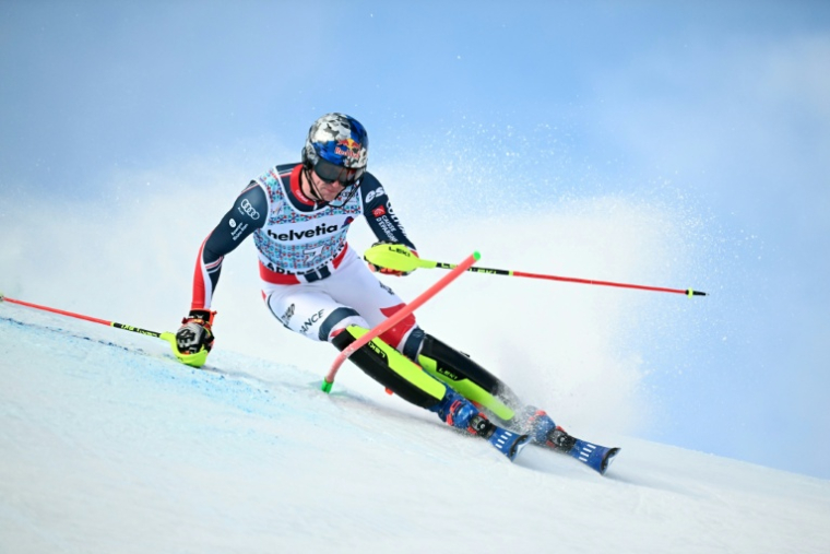 Clément Noël durant la première manche du slalom d'Adelboden (Suisse), le 11 janvier 2026 ( AFP / Fabrice COFFRINI )