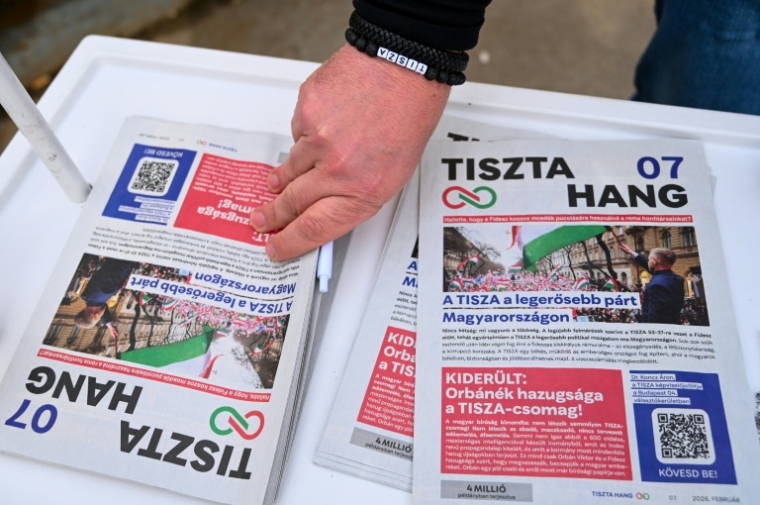 Le journal Tiszta Hang du parti d’opposition Tisza, dans un stand de campagne électorale à Budapest, le 14 février 2026 ( AFP / Attila KISBENEDEK )