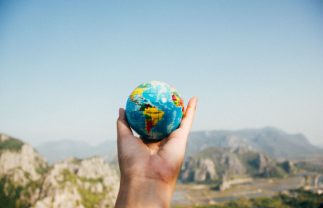 "Une nouvelle mondialisation suppose évidemment le retour des Etats, mais aussi une redéfinition des finalités et des instruments du jeu économique et politique international." (Crédits photo : Pexels - Porapak Apichodilok)