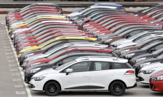 Des voitures Renault attendent d'être exportées, dans le port de Koper