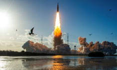 Décollage de la fusée de la mission Artémis 2 emmenant trois astronautes Américains et un Canadien autour de la Lune, au Kennedy Space Center à Cap Canaveral, en Floride, le 1er avril 2026 ( AFP / Jim WATSON )