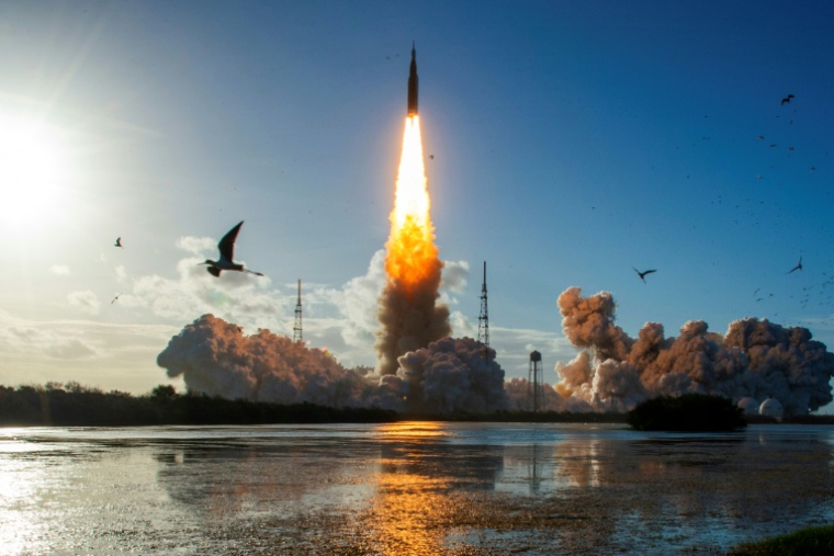 Décollage de la fusée de la mission Artémis 2 emmenant trois astronautes Américains et un Canadien autour de la Lune, au Kennedy Space Center à Cap Canaveral, en Floride, le 1er avril 2026 ( AFP / Jim WATSON )