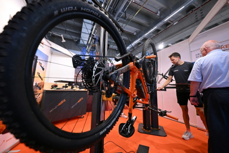 Des visiteurs au salon du vélo Eurobike à Francfort, le 24 juin 2026 en Allemagne ( AFP / Kirill KUDRYAVTSEV )