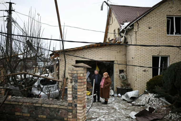 Des habitants constatent les dégâts après une attaque aérienne à Sofiivska Borshchagivka, dans la région de Kiev, le 22 février 2026 ( AFP / Henry Nicholls )