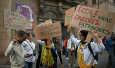 Des parents d'élèves manifestent aux côtés des lycéens à Lyon, devant le lycée Ampère à Lyon, le 6 octobre 2026 ( AFP / Olivier CHASSIGNOLE )
