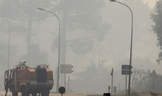 FRANCE: LES FEUX TOUJOURS PAS FIXÉS EN GIRONDE, MACRON ATTENDU SUR PLACE