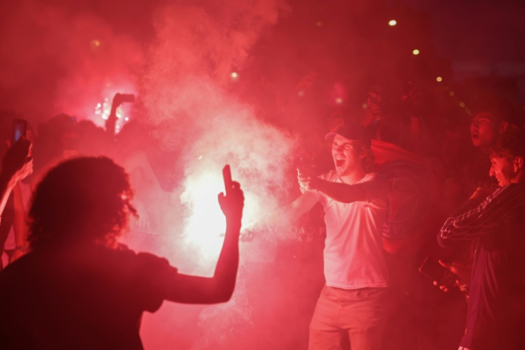 Des supporters du PSG célèbrent la victoire du club en Ligue des Champions, le 30 mai 2026 à Paris ( AFP / ROMEO BOETZLE )