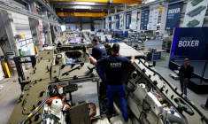 Des employés sur une nouvelle ligne de production du groupe franco-allemande KNDS à Munich, le 22 avril 2026 en Allemagne ( AFP / Michaela STACHE )