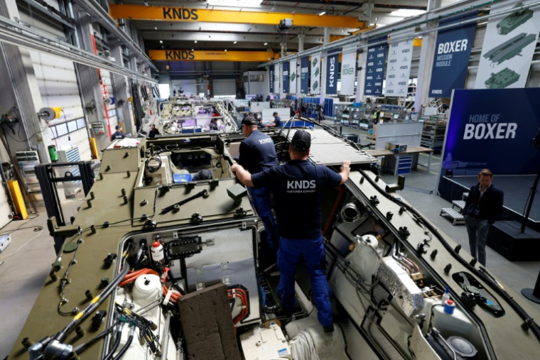 Des employés sur une nouvelle ligne de production du groupe franco-allemande KNDS à Munich, le 22 avril 2026 en Allemagne ( AFP / Michaela STACHE )