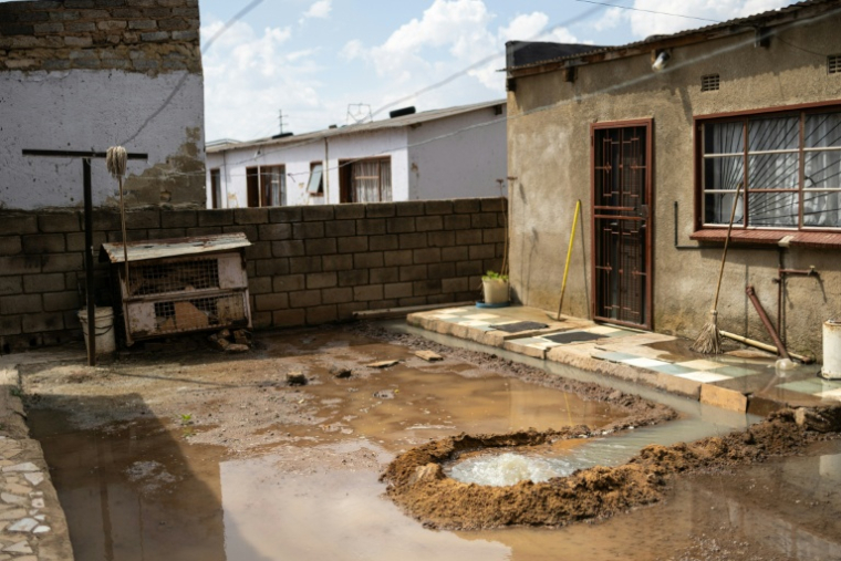 Une maison cernée par les eaux usées stagnantes dans le township de Katlehong, près de Johannesburg, le 5 octobre 2026 ( AFP / EMMANUEL CROSET )