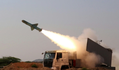 Cette photo diffusée sur le site des Gardiens de la Révolution iraniens le 17 février 2026 montre un tir durant des manoeuvres des Gardiens et de la marine iranienne dans le détroit d'Ormuz ( SEPAH NEWS / - )