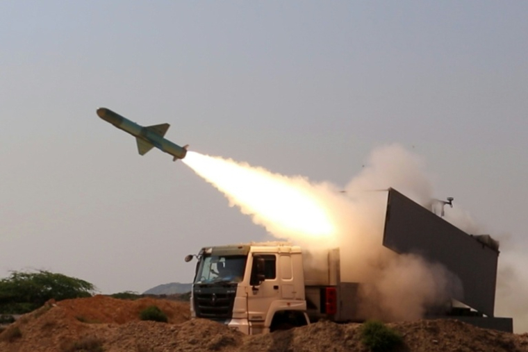 Cette photo diffusée sur le site des Gardiens de la Révolution iraniens le 17 février 2026 montre un tir durant des manoeuvres des Gardiens et de la marine iranienne dans le détroit d'Ormuz ( SEPAH NEWS / - )