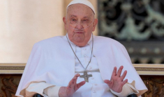 Le pape François apparaît pour la première fois depuis son retour au Vatican