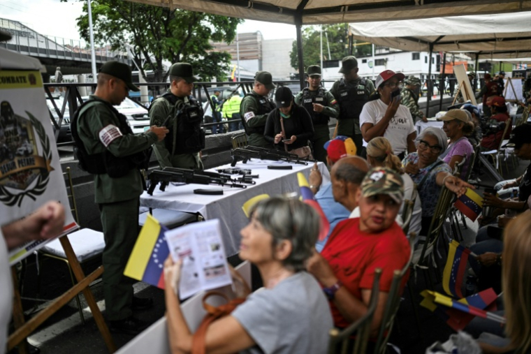 Des membres de l'armée vénézuélienne et de la milice bolivarienne enseignent aux civils l'utilisation de l'armement militaire, à Caracas le 20 septembre 2025 ( AFP / Juan BARRETO )