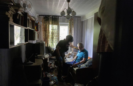 Un volontaire aide un habitant qui évacue sa maison en raison des avancées russes à Selydove, près de Pokrovsk