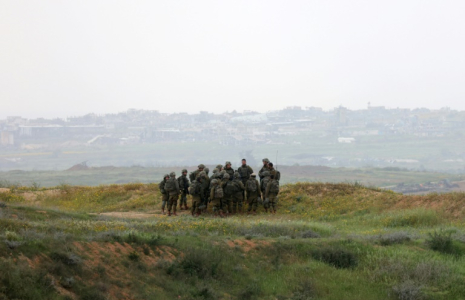 Des soldats israéliens près de la frontière avec la bande de Gaza, le 20 mars 2025 ( AFP / GIL COHEN-MAGEN )