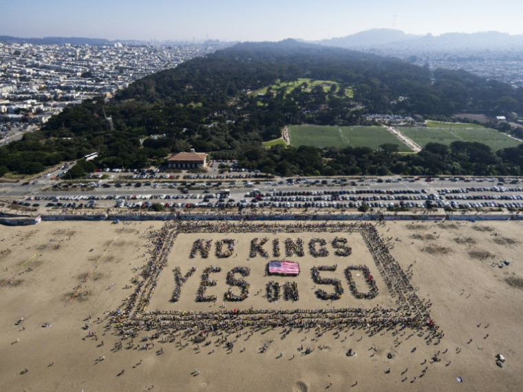 Photo aérienne montrant des manifestants formant le slogan "No Kings" ("pas de rois") sur une plage de San Francisco en Californie, le 18 octobre 2025 ( AFP / Laure Andrillon )