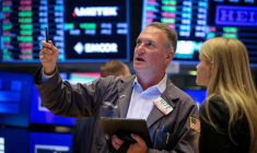 Des traders travaillent sur le parquet de la Bourse de New York (NYSE)