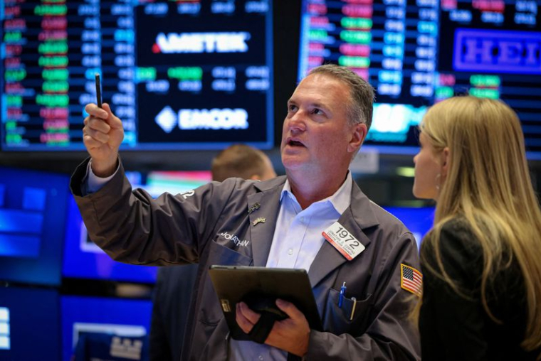 Des traders travaillent sur le parquet de la Bourse de New York (NYSE)
