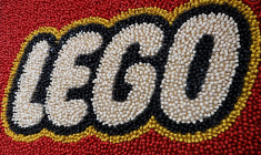 Vue du logo Lego au siège de la société à Billund