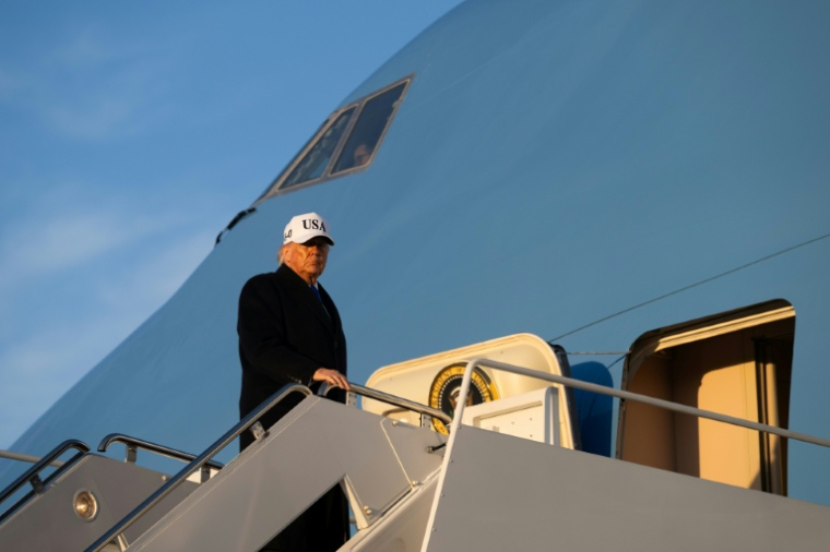Le président américain Donald Trump quitte, à bord d'Air Force One, la base aérienne d'Andrews, dans le Maryland, le 13 mars 2026  ( AFP / SAUL LOEB )