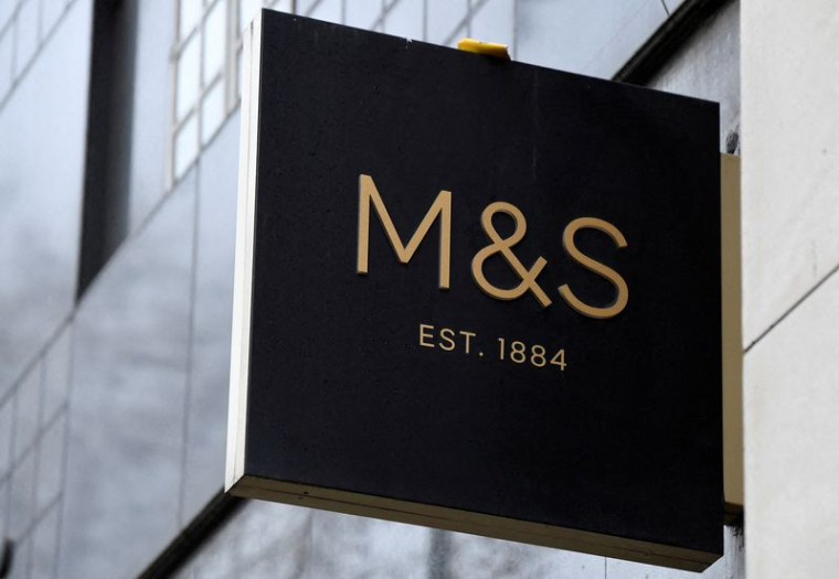 M&S DÉÇOIT SUR SA PRÉVISION ANNUELLE ET CHUTE EN BOURSE