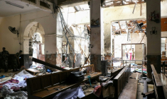 Des membres des forces de sécurité au milieu des débris de l'explosion survenue au sanctuaire Saint-Antoine à Kochchikade, après un attentat jihadiste, le 21 avril 2019 au Sri Lanka ( AFP / ISHARA S.  KODIKARA )