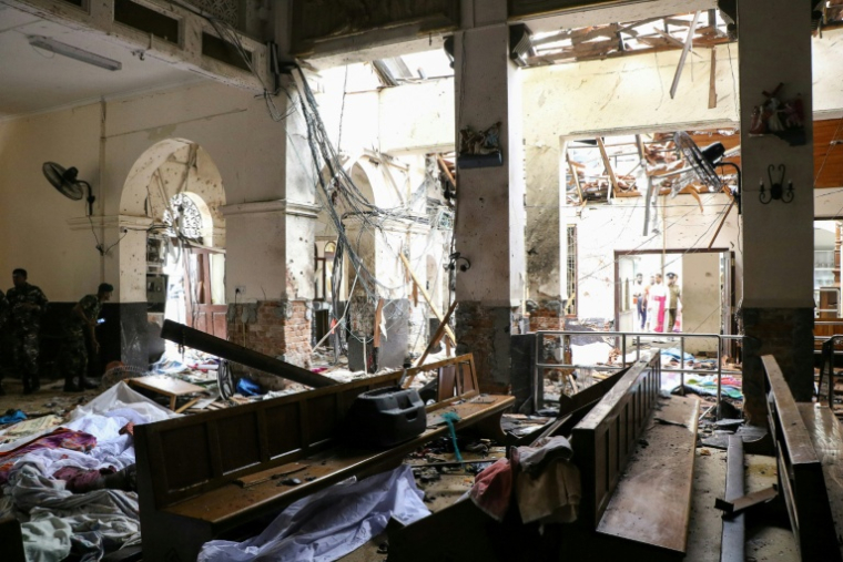 Des membres des forces de sécurité au milieu des débris de l'explosion survenue au sanctuaire Saint-Antoine à Kochchikade, après un attentat jihadiste, le 21 avril 2019 au Sri Lanka ( AFP / ISHARA S.  KODIKARA )