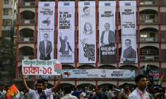 Des banderoles électorales sont accrochées à la façade d'un immeuble lors d'un rassemblement du Parti nationaliste du Bangladesh (BNP) avant les élections générales du pays à Dhaka, le 8 février 2026 ( AFP / Sajjad HUSSAIN )