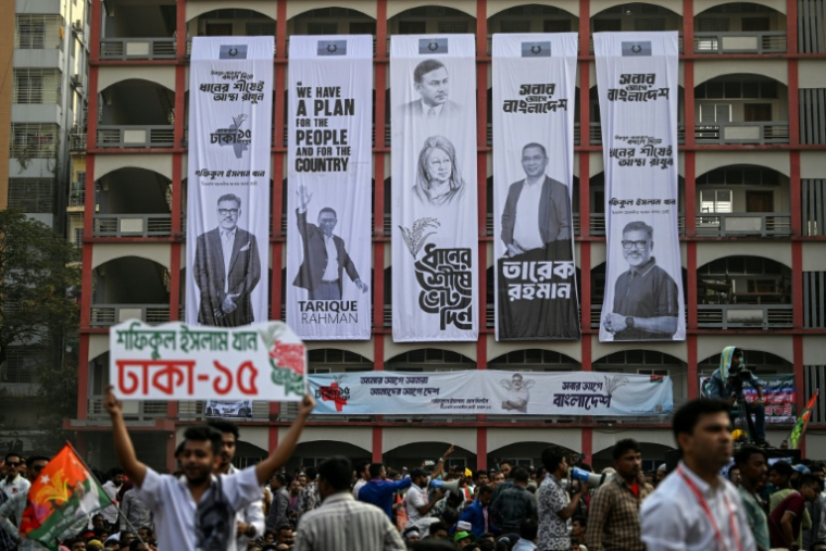 Des banderoles électorales sont accrochées à la façade d'un immeuble lors d'un rassemblement du Parti nationaliste du Bangladesh (BNP) avant les élections générales du pays à Dhaka, le 8 février 2026 ( AFP / Sajjad HUSSAIN )