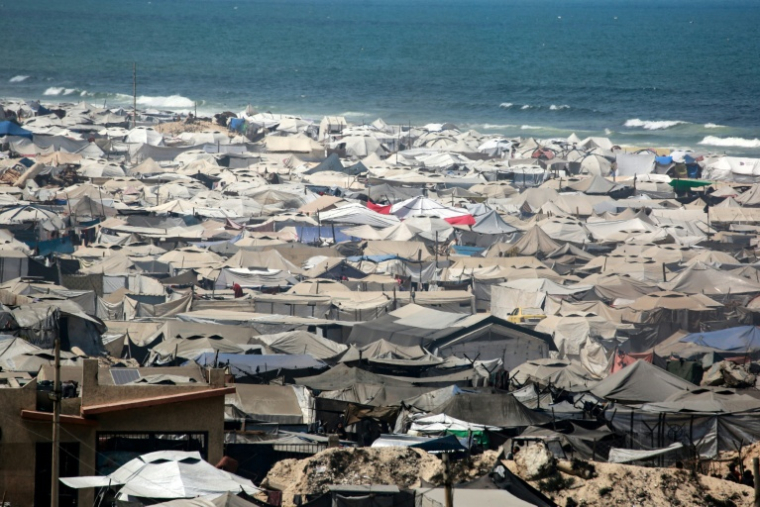 Camp de déplacés palestiniens le long de la mer à Gaza-ville, le 8 août 2025 ( AFP / Bashar TALEB )